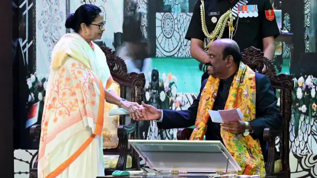পঞ্চায়েত নির্বাচন নিয়ে রাজ্যপাল সিভি আনন্দ বোসের (ডানে) সঙ্গে বারবার সংঘাত হয়েছে মুখ্যমন্ত্রী মমতা ব্যানার্জীর