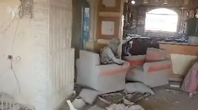 نشر الجيش الإسرائيلي مقطع فيديو التقطته طائرة مُسيّرة، قال إنه يوثق اللحظات الأخيرة للسنوار، ويظهر فيه شخص ملثم يحاول بصعوبة إبعاد المُسيّرة عن محيطه.