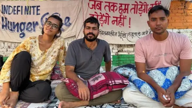 नेहा, अमीन आणि मनीष (डावीकडून उजवीकडे) यांनी उपोषण सुरूच ठेवणार असल्याचं सांगितलं. (फाइल फोटो).