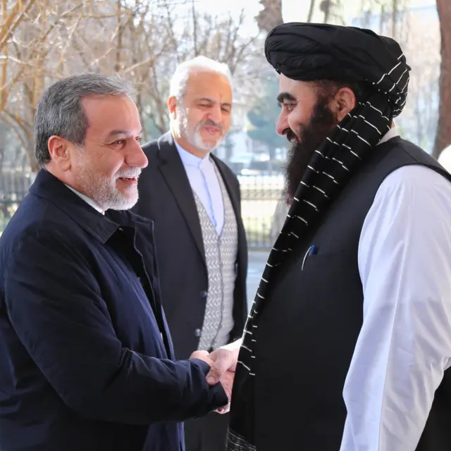 د ایران د بهرنیو چارو وزیر، عباس عراقچي یو کال مخکې کابل ته سفر وکړ او د طالبانو د حکومت چارواکي هم وخت ناوخته ایران ته سفرونه کوي.