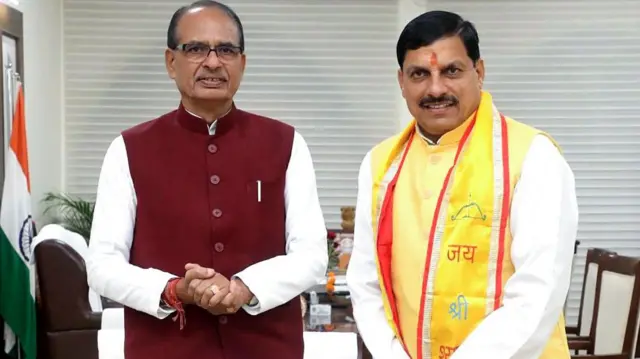 एमपी के निवर्तमान मुख्यमंत्री शिवराज सिंह चौहान के साथ नवनिर्वाचित मुख्यमंत्री मोहन यादव