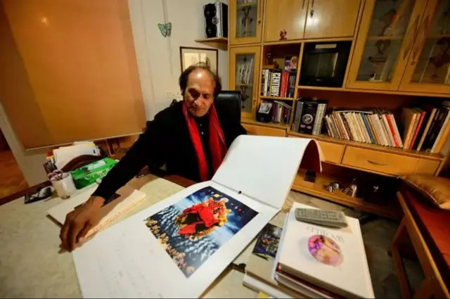 रघु राय- त्यांनी टिपलेले एक छायाचित्र दाखवताना