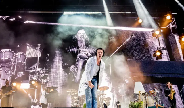 Matty Healy vokalis The 1975 tampil di Parklife Festival 2023, Heaton Park, Manchester, Inggris.