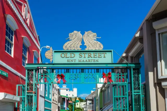 Antiguo letrero de calle, paisaje urbano colorido en Philipsburg, isla de Sint Maarten.