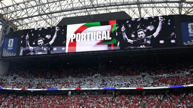 Una imagen del exdelantero portugués Diogo Jota aparece en la pantalla gigante del estadio de Houston antes del partido entre Portugal y Uzbekistán, el 23 de junio.
