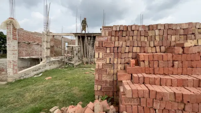 ছেলে পরিযায়ী শ্রমিক হিসাবে কাজ করে রেমিট্যান্স পাঠিয়েছে, তাই বাড়ির কাজ আবারও শুরু হয়েছে