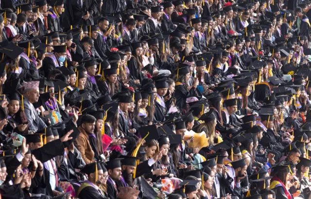 दीक्षान्त समारोहमा सहभागी विद्यार्थीहरू