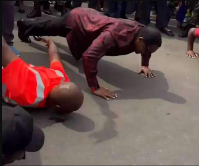 Madaxweynaha Malawi Lazarus Chakwera, oo 69 jir ah, ayaa soo saaray sawirro isaga oo samaynaya jimicsi si uu dadka ugu qanciyo in aanu xanuunsanayn.
