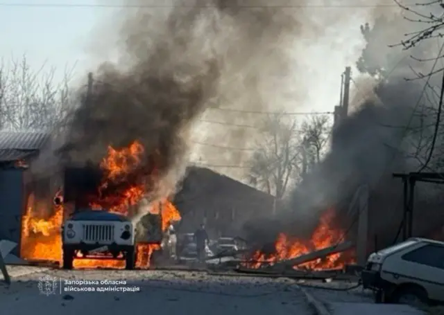 Після удару по Запоріжжю палають автомобілі