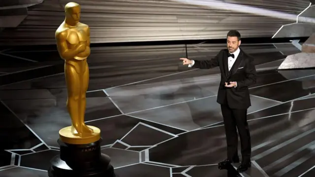 Ведучий Джиммі Кіммел виступає на сцені під час 90-ї щорічної церемонії вручення премії «Оскар» у Голлівуді 4 березня 2018 року 