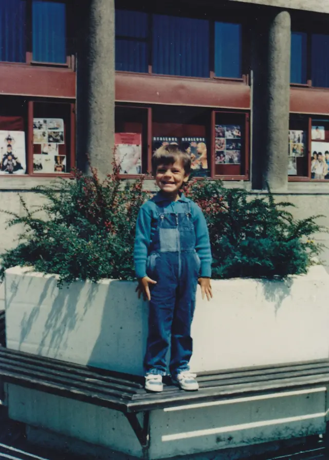 Vladimir Tagić ispred bioskopa u Mladenovcu