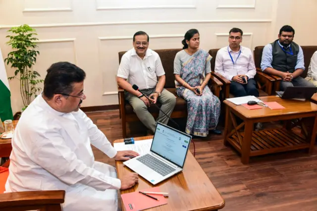 পশ্চিমবঙ্গের মুখ্যমন্ত্রী শুভেন্দু অধিকারী 'সেলফ-এনুমারেশন' বা স্ব-গণনাভিত্তিক আদমশুমারির সূচনা ঘোষণা করছেন 
