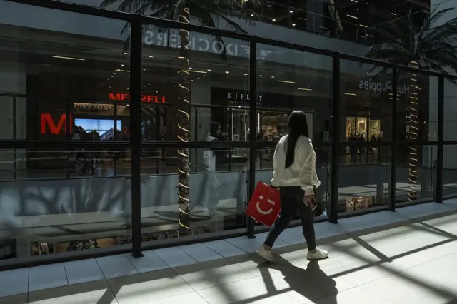 Un comprador en el centro comercial Costanera Center, en Santiago de Chile, el viernes 3 de octubre de 2025.