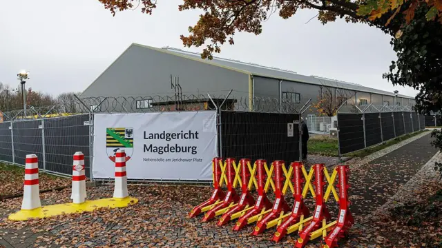 Временное здание суда в первый день судебного процесса по делу о нападении Талеба аль-Абдулмохсена на рождественскую ярмарку.