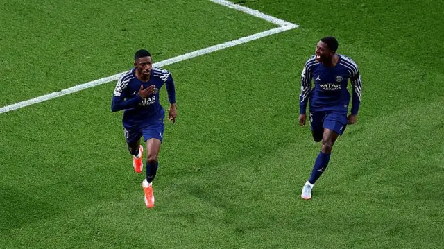 PSG'nin golünü atan Ousmane Dembéle göğsüne vurarak golü kutluyor