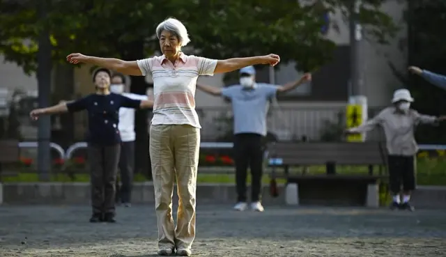 mujer de edad avanzada haciendo ejercicio en un grupo 
