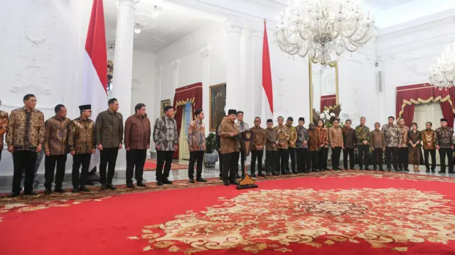 Presiden Prabowo Subianto (ketujuh kiri) didampingi Wapres Gibran Rakabuming Raka (keenam kiri) mengumumkan jajaran menteri Kabinet Merah Putih di Istana Merdeka, Jakarta, Minggu (20/10/2024). 