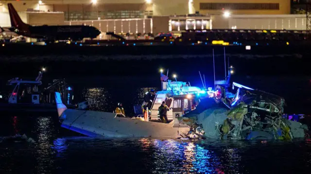 Equipos de rescate buscan sobrevivientes en el río Potomac tras el choque entre un avión comercial y un helicóptero cerca del Aeropuerto Nacional Ronald Reagan.