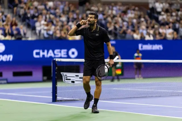đoković gestikulira publici na US openu