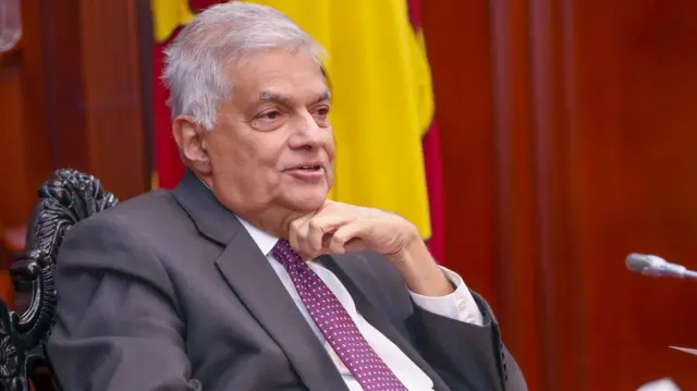 ජනාධිපති රනිල් වික්රමසිංහගේ ධූර කාලය දීර්ඝ කිරීම සම්බන්ධයෙන් පක්ෂ සහ විපක්ෂ විවිධ මත මේ වන විට ඉදිරිපත් වෙමින් තිබේ.