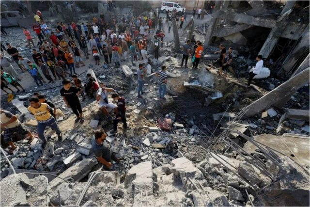 Người Palestine tìm kiếm những người thương vong dưới đống đổ nát của một tòa nhà bị phá hủy bởi các cuộc tấn công của Israel ở Khan Younis, phía nam Dải Gaza, ngày 17 tháng 10 năm 2023