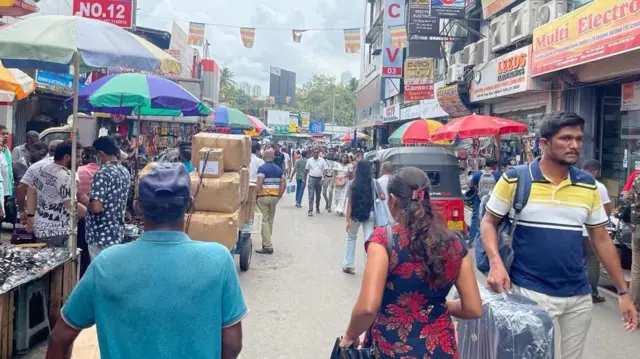 වෙළෙඳ සැලේ අලෙවිය අඩු වීමත්, කුලී නිවසෙහි කුලී මුදල වැඩි වීමත් හේතුවෙන් ඇයට කොළඹ ව්‍යාපාර කටයුතු නවතා දමා නැවතත් ගම රට බලා යන්නට සිදු වී ඇත.