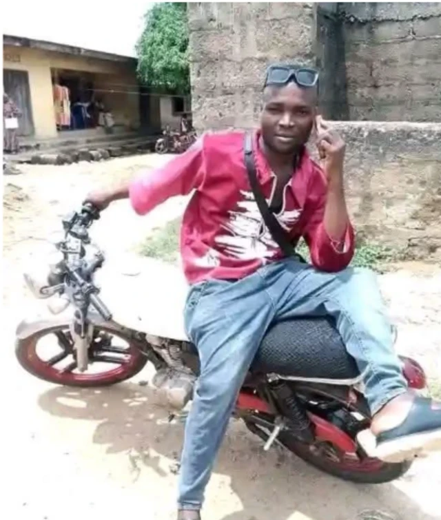 A na-ebo ebubo na Udechukwu Oko, gbara afọ 31,onye ogbe Amauzu Ezeke Amasiri nwụrụ n'aka ndị nchekwa nwụchiri ya na okorobịa abụọ ndị ọzọ