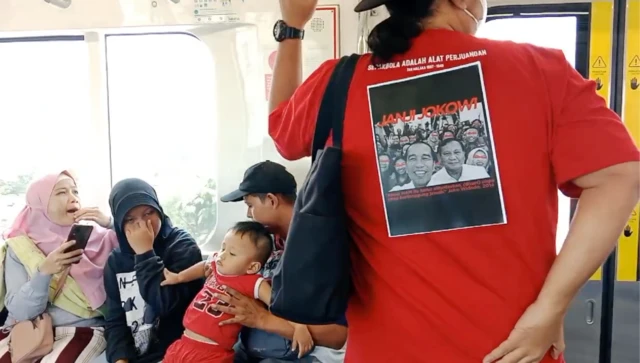 Massa melangsungkan aksi protes bertepatan dengan pelantikan Prabowo dan Gibran