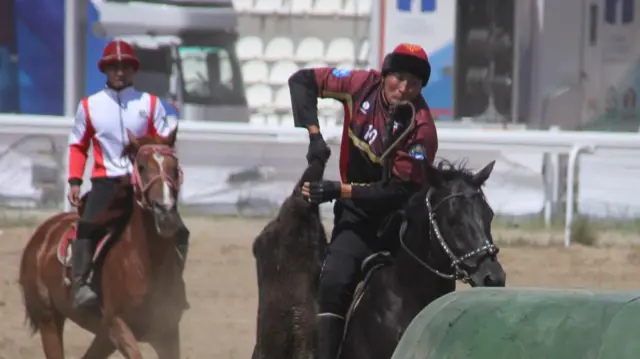 Манас Ниязов Кулунудусу менен сабалап келди