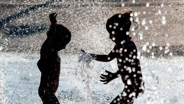 ዝናብ እየተመቱ ያሉ ህፃናት 