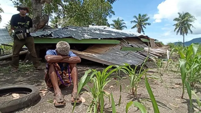 Seorang warga duduk dengan kepala tertunduk ketika PT. Kristus Raja Maumere melakukan pembongkaran rumah warga di Desa Nangahale, Kecamatan Talibura, Kabupaten Sikka pada 22 Januari 2025. 