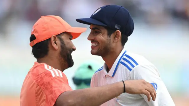 रोहित शर्मा और शुभमन गिल गले मिलते हुए