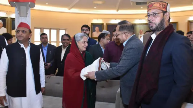 सपा प्रमुख अखिलेश यादव के साथ मनोज पांडेय (हिमाचली टोपी में)