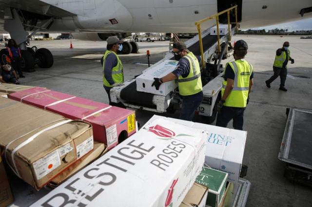 Caixas sendo movidas em aeroporto