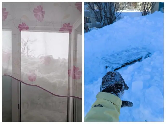 Колаж из двух фото. Слева открытое окно, вид из которого полностью закрывает сугроб. На сугробе написано «Помогите». Справа человек указывает на крышу автомобиля, которая едва виднеется из-под сугроба. 