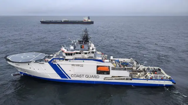 芬兰边防卫队船只“Turva”号与油轮“Eagle S”号于2024年12月26日在芬兰波尔卡拉角（Porkkalanniemi）外海航行。