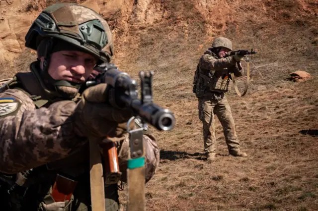 दोनेत्स्क में हथियार चलाने का प्रशिक्षण लेते यूक्रेन के सैनिक