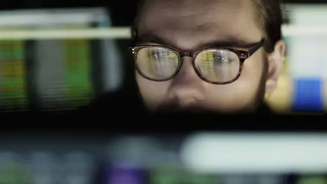 Un hombre memorizando información