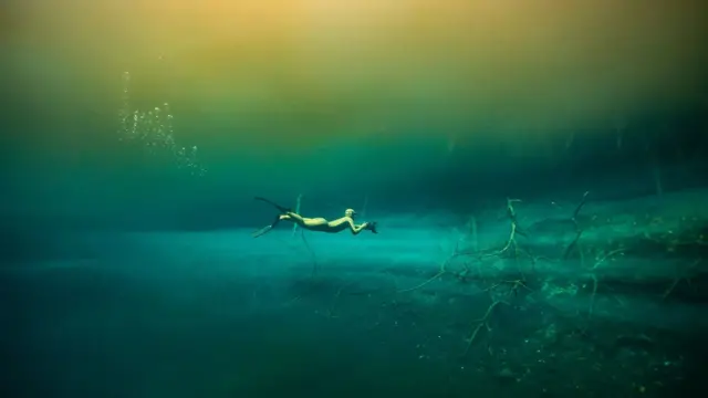 Buceador sin mucho equipo bajo el agua. Cenotes de México