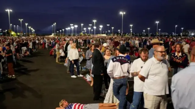 Crowds don land di stadium ahead of doors opening
