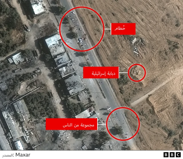 صورة أقمار إصطناعية تظهر آثار الدمار، ودبابة إسرائيلية ومجموعة من المواطنين يسيرون على شارع صلاح الدين