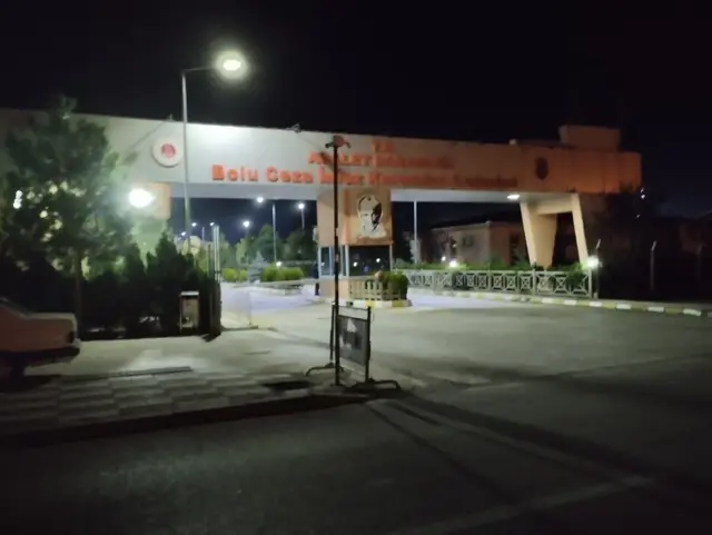 AGOS Gazetesinin Genel Yayın Yönetmeni Hrant Dink’i 19 Ocak 2007’de gazete binasının önünde düzenlediği silahlı saldırıda öldüren Ogün Samast, Şubat ayında nakledildiği Bolu F Tipi cezaevinden koşullu salıverilme kapsamında akşam saatlerinde tahliye edildi.