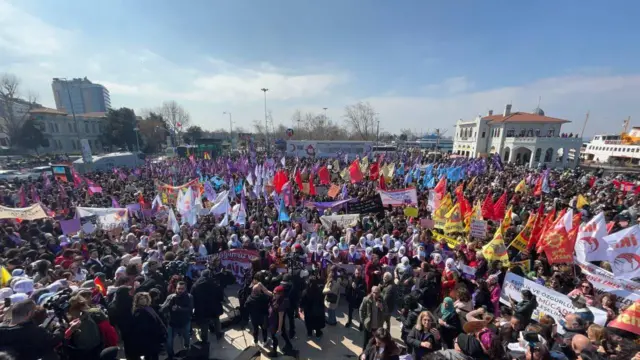 Kadıköy iskelede toplanan yüzlerce kadın 