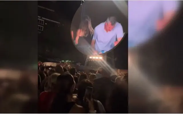 ক্যামেরায় ধরা পড়তেই তারা মুখ লুকিয়ে ফেলেন।