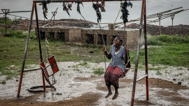 إمرأة تتأرجح