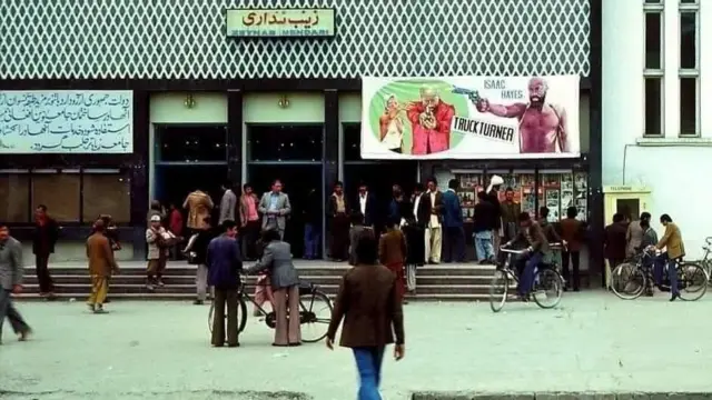 د سردار محمد داود واکمنۍ کې د زینب سېنما پر دیوال د "ټرک ټرینر" فلم پوسټر