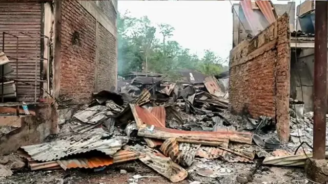 مکانات جلا دیے گئے