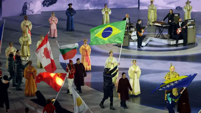 спортсмены с флагами 92 стран, принимавших участие в соревнованиях