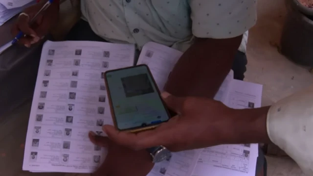 એસઆઈઆર SIR એટલે શું, SIR ફોર્મમાં કેવી વિગતો ભરવાની હોય છે, ગુજરાતમાં SIR, SIR ફૉર્મ સંબંધી એટલે કોણ, SIR ફૉર્મ માટે કેટલા અને કેવા પુરાવા ડૉક્યુમેન્ટ આપવા પડે, બીબીસી ગુજરાતી સાથે સમજો, 