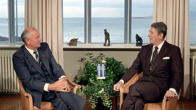 Soğuk Savaş döneminde SSCB Başkanı Mihail Gorbaçov ve ABD Başkanı Ronald Reagan